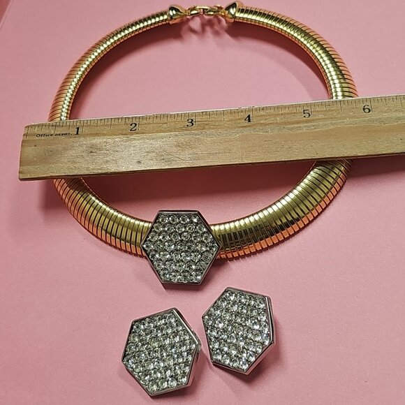 PIERRE CARDIN Rhinestones Choker Gold-Tone Necklace Hexagon Pendant & Earrings - Picture 7 of 10